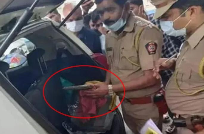 A pistol in Karuna Sharma's car; Excitement in Parli, video viral | करुणा शर्मांच्या गाडीत पिस्तूल ठेवतानाचा व्हिडिओ व्हायरल, एकच खळबळ