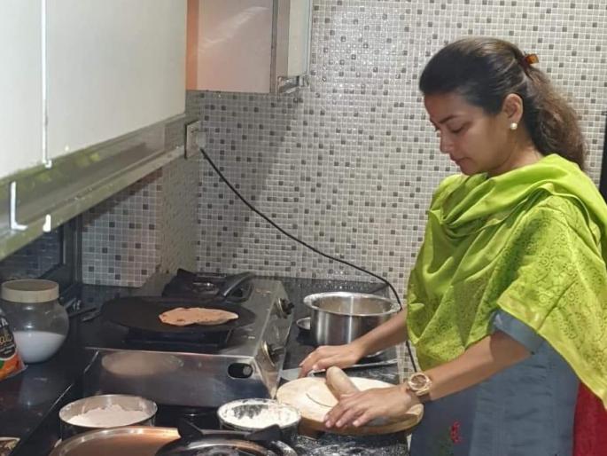 A grass of help ... MLA Praniti Shinde waved honeycombs for the poor hungry | 'मदतीचा एक घास'... गरीब भुकेल्यांसाठी आमदार प्रणिती शिंदेंनी स्वत: लाटल्या पोळ्या 