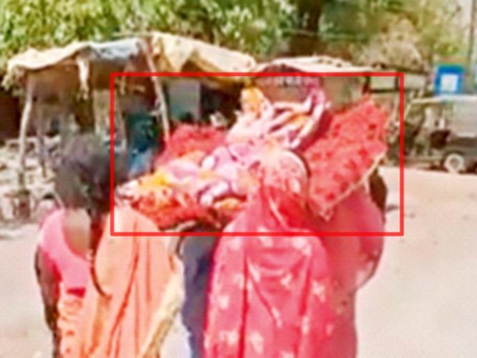 Leki brought her mother's body from the bed in madhya pradesh | शोकांतिका! लेकींनी खाटेवरूनच आणले आईचे पार्थिव Leki brought her mother's body from the bed in madhya pradesh | शोकांतिका! लेकींनी खाटेवरूनच आणले आईचे पार्थिव