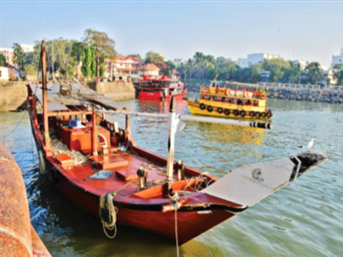 Reached Mumbai by bypassing Pakistan; Three arrested in Kuwaiti boat | पाकला वळसा घालून गाठली मुंबई; कुवेती बोटीतील तिघांना अटक Reached Mumbai by bypassing Pakistan; Three arrested in Kuwaiti boat | पाकला वळसा घालून गाठली मुंबई; कुवेती बोटीतील तिघांना अटक