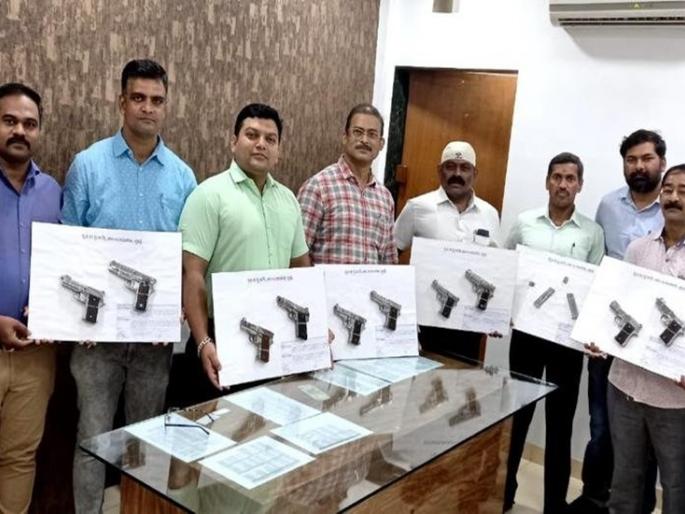21-year-old arrested in Mumbai, by crime branch 12 magazines with 10 guns seized | मुंबईत 21 वर्षीय युवकाला अटक, 10 पिस्तुलसह 12 मॅगजीन जप्त 21-year-old arrested in Mumbai, by crime branch 12 magazines with 10 guns seized | मुंबईत 21 वर्षीय युवकाला अटक, 10 पिस्तुलसह 12 मॅगजीन जप्त