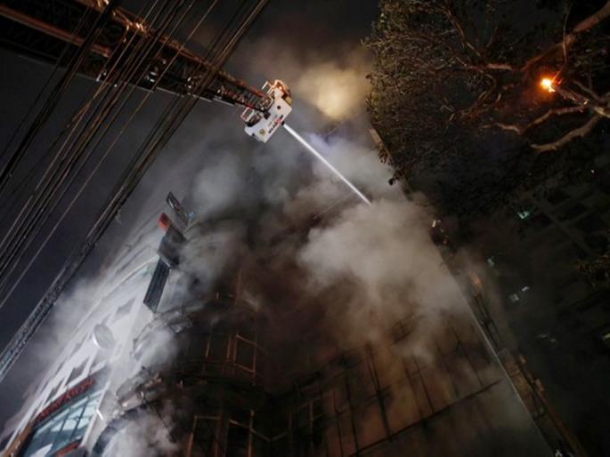 7-storey building caught fire in dhaka; 43 people died, a clothing shop was also burnt | ७ मजली इमारतीला भीषण आग; ४३ जणांचा मृत्यू, कपड्याचं दुकानही जळालं 7-storey building caught fire in dhaka; 43 people died, a clothing shop was also burnt | ७ मजली इमारतीला भीषण आग; ४३ जणांचा मृत्यू, कपड्याचं दुकानही जळालं