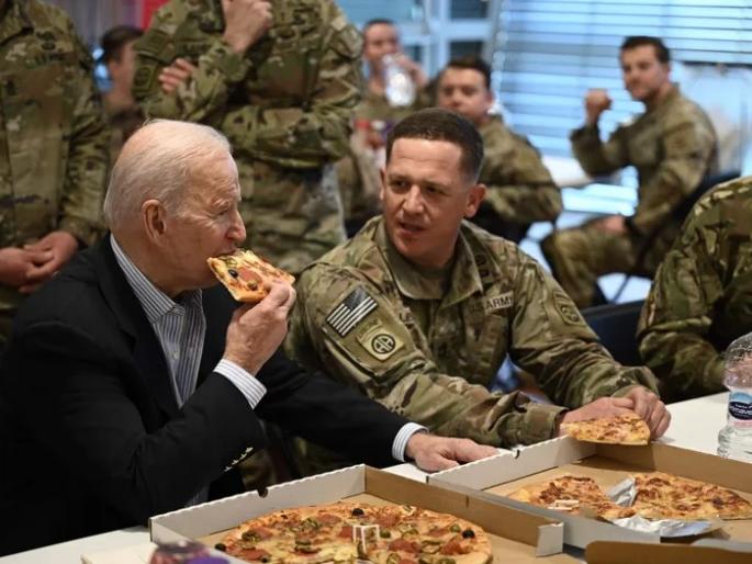 Joe Biden: Tichun pizza party on Putin's nose | Joe Biden: पुतिन यांच्या नाकावर टिच्चून राष्ट्राध्यक्षांची पिझ्झा पार्टी Joe Biden: Tichun pizza party on Putin's nose | Joe Biden: पुतिन यांच्या नाकावर टिच्चून राष्ट्राध्यक्षांची पिझ्झा पार्टी