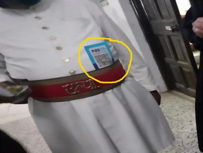 How to take bribes... QR code on waist for 'tip' from lawyers | पैसे घेण्याची पद्धत... हायकोर्टात वकिलांकडून ‘टिप’साठी कंबरेला क्यूआर कोड How to take bribes... QR code on waist for 'tip' from lawyers | पैसे घेण्याची पद्धत... हायकोर्टात वकिलांकडून ‘टिप’साठी कंबरेला क्यूआर कोड