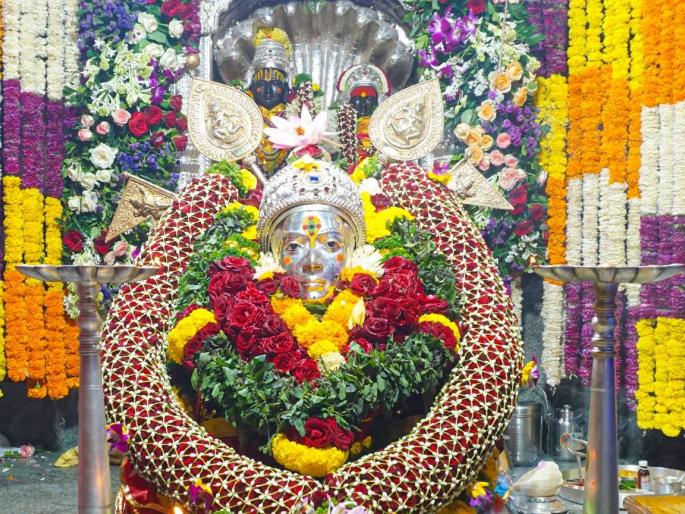 Alankapuri: On the occasion of Kartiki Ekadashi, lakhs of devotees took darshan of Mauli in alandi | अलंकापुरी : कार्तिकी एकादशीनिमित्त लाखो भाविकांनी घेतले माऊलींचे दर्शन Alankapuri: On the occasion of Kartiki Ekadashi, lakhs of devotees took darshan of Mauli in alandi | अलंकापुरी : कार्तिकी एकादशीनिमित्त लाखो भाविकांनी घेतले माऊलींचे दर्शन