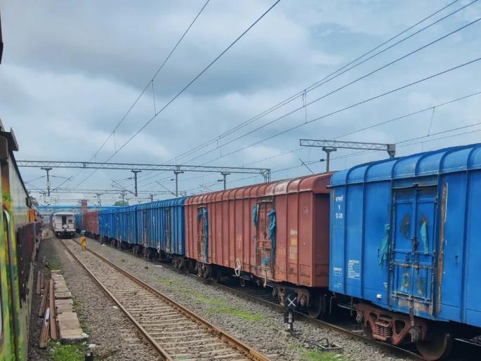 Maldhakka workers protest in front of Assistant Commissioner's office for arrears of wages | थकीत वेतनासाठी मालधक्का कामगारांचे सहाय्यक आयुक्त कार्यालयासमोर निदर्शने Maldhakka workers protest in front of Assistant Commissioner's office for arrears of wages | थकीत वेतनासाठी मालधक्का कामगारांचे सहाय्यक आयुक्त कार्यालयासमोर निदर्शने