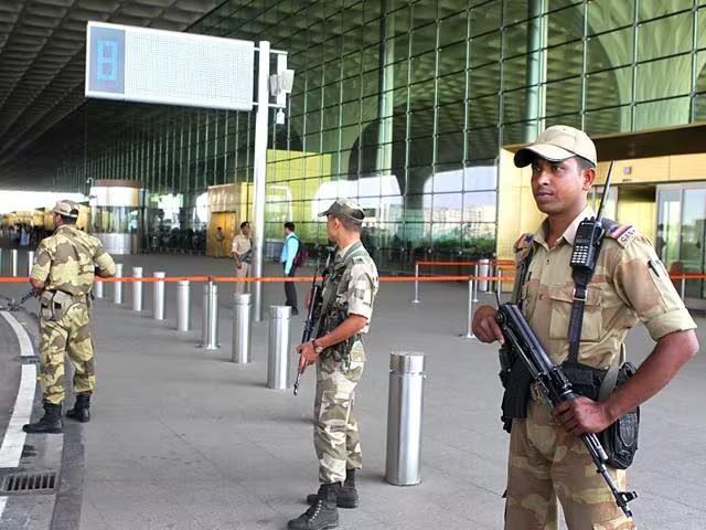 Gang exposed for not knowing English; 8 people were arrested at the mumbai airport itself | इंग्रजी येत नसल्याने टोळीचा पर्दाफाश; विमानतळावरच ८ जणांना अटक Gang exposed for not knowing English; 8 people were arrested at the mumbai airport itself | इंग्रजी येत नसल्याने टोळीचा पर्दाफाश; विमानतळावरच ८ जणांना अटक