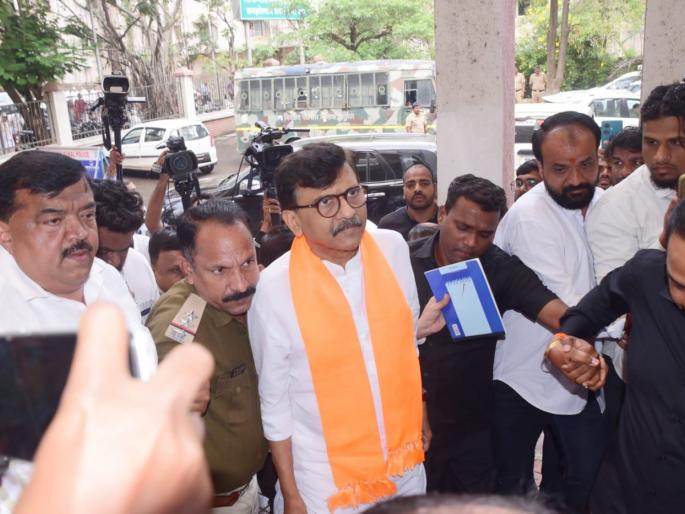 MP Sanjay Raut appears in Malegaon court; A defamation case | खासदार संजय राऊत मालेगाव न्यायालयात हजर; बदनामीचं प्रकरण MP Sanjay Raut appears in Malegaon court; A defamation case | खासदार संजय राऊत मालेगाव न्यायालयात हजर; बदनामीचं प्रकरण