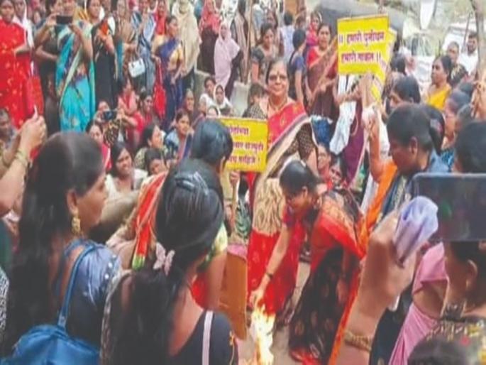 Anganwadi workers, helpers of the Commissioner's letter, Holi! | अंगणवाडी सेविका, मदतनिसांकडून आयुक्तांच्या पत्राची केली होळी! Anganwadi workers, helpers of the Commissioner's letter, Holi! | अंगणवाडी सेविका, मदतनिसांकडून आयुक्तांच्या पत्राची केली होळी!
