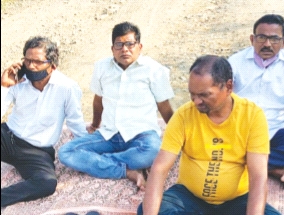 The villagers stopped the filling work of the project | प्रकल्पाच्या भरावाचे काम ग्रामस्थांनी पाडले बंद The villagers stopped the filling work of the project | प्रकल्पाच्या भरावाचे काम ग्रामस्थांनी पाडले बंद