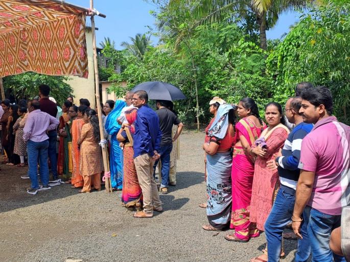 59.57 percent polling for 16 gram panchayats in Raigad till 1:30 p.m | रायगडमध्ये दीड वाजेपर्यंत ५९.५७ टक्के मतदान, एका ठिकाणी ईव्हींएम मशीन बंद 59.57 percent polling for 16 gram panchayats in Raigad till 1:30 p.m | रायगडमध्ये दीड वाजेपर्यंत ५९.५७ टक्के मतदान, एका ठिकाणी ईव्हींएम मशीन बंद