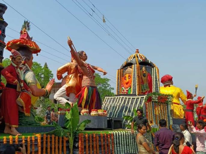 Chitrarath of three and a half shaktipeeths entered in Vani | राजधानी दिल्लीत झळकलेला साडेतीन शक्तिपीठांचा चित्ररथ वणीत दाखल Chitrarath of three and a half shaktipeeths entered in Vani | राजधानी दिल्लीत झळकलेला साडेतीन शक्तिपीठांचा चित्ररथ वणीत दाखल