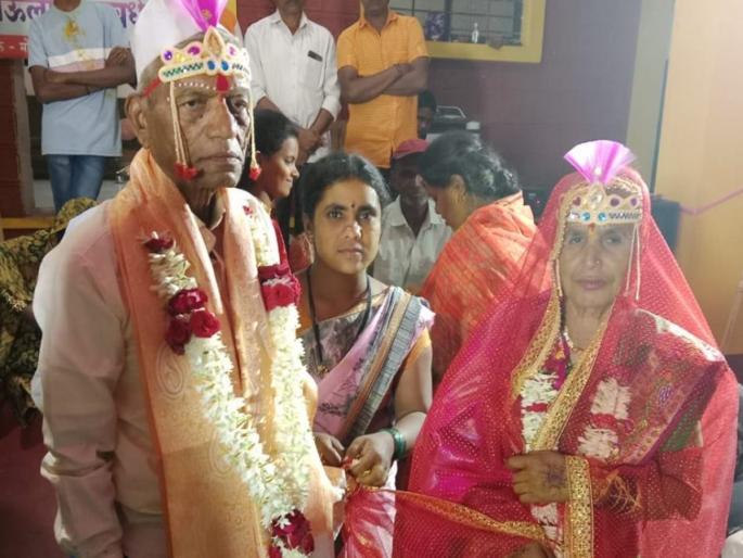Marraige: 75-year-old Baburao got stuck in marriage; Circles built in old age homes in kolhapur | Marriage: ७५ वर्षीय बाबुराव अडकले लग्नबंधनात; वृद्धाश्रमातच बांधल्या मुंडावळ्या Marraige: 75-year-old Baburao got stuck in marriage; Circles built in old age homes in kolhapur | Marriage: ७५ वर्षीय बाबुराव अडकले लग्नबंधनात; वृद्धाश्रमातच बांधल्या मुंडावळ्या