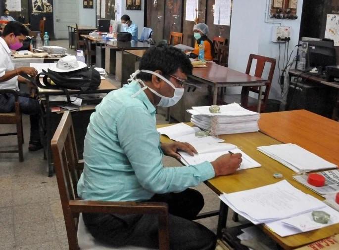 Thousands of posts in the state will be filled by outsourcing through private companies pdc | मोठा निर्णय ! राज्यात हजारो पदे आउटसोर्सिंगने खासगी कंपन्यांमार्फत भरणार Thousands of posts in the state will be filled by outsourcing through private companies pdc | मोठा निर्णय ! राज्यात हजारो पदे आउटसोर्सिंगने खासगी कंपन्यांमार्फत भरणार
