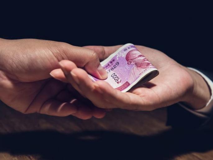 Two who asked for a bribe of two and a half lakhs were jailed; Request for a beer bar proposal | अडीच लाखांची लाच मागणारे दोघे जेरबंद; बिअर बार प्रस्तावासाठी मागणी Two who asked for a bribe of two and a half lakhs were jailed; Request for a beer bar proposal | अडीच लाखांची लाच मागणारे दोघे जेरबंद; बिअर बार प्रस्तावासाठी मागणी
