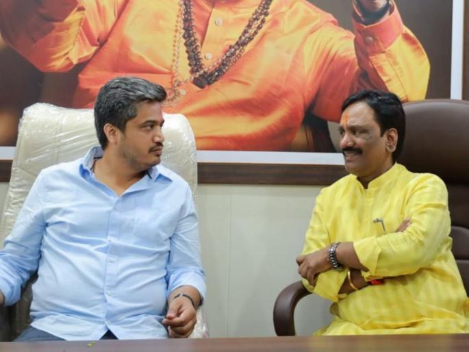 Some even burned those clothes; Rohit Pawar targets Shinde MLAs for ministry expand statement by bharat gogavale | 'काहींनी ते कपडे जाळूनही टाकले'; रोहित पवारांचा शिंदेंच्या आमदारांवर निशाणा Some even burned those clothes; Rohit Pawar targets Shinde MLAs for ministry expand statement by bharat gogavale | 'काहींनी ते कपडे जाळूनही टाकले'; रोहित पवारांचा शिंदेंच्या आमदारांवर निशाणा