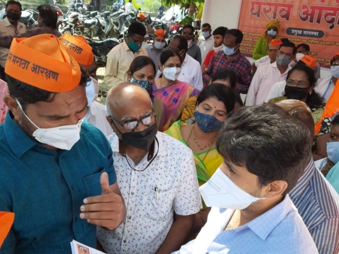 Siege of MLAs by the entire Maratha community, agitation in front of the house in yavatmal | सकल मराठा समाजाकडून आमदारांना घेराव, घरासमोर आंदोलन Siege of MLAs by the entire Maratha community, agitation in front of the house in yavatmal | सकल मराठा समाजाकडून आमदारांना घेराव, घरासमोर आंदोलन