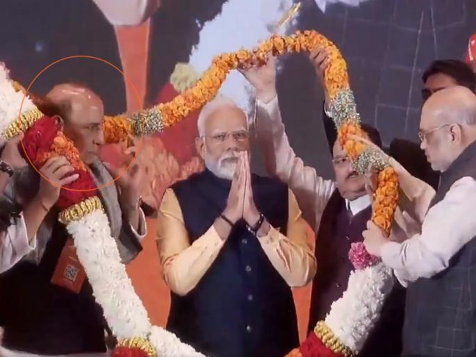 ... And Rajnath Singh took his own head out of the wreath; The video came up | ... अन् राजनाथसिंहांनी पुष्पहारातून स्वत:चं डोकं बाहेर काढलं; व्हिडिओ आला समोर ... And Rajnath Singh took his own head out of the wreath; The video came up | ... अन् राजनाथसिंहांनी पुष्पहारातून स्वत:चं डोकं बाहेर काढलं; व्हिडिओ आला समोर