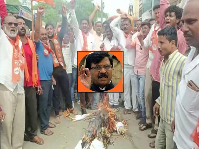 Burning of Sanjay Raut's statue in jalgaon, intense anger coming from the back door | Sanjay Raut: संजय राऊतांचा पुतळा जाळला, मागच्या दारातून येणारा म्हणत तीव्र संताप Burning of Sanjay Raut's statue in jalgaon, intense anger coming from the back door | Sanjay Raut: संजय राऊतांचा पुतळा जाळला, मागच्या दारातून येणारा म्हणत तीव्र संताप