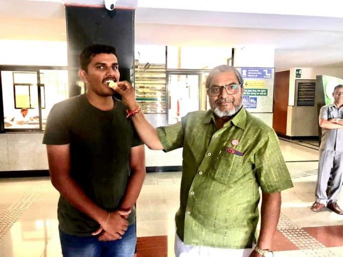 Omkar, don't forget the farmers, when IAS son of farmer meets Raju Shetty | ओंकार तू शेतकऱ्यांना विसरू नको, IAS शेतकरीपुत्र राजू शेट्टींना भेटतो तेव्हा Omkar, don't forget the farmers, when IAS son of farmer meets Raju Shetty | ओंकार तू शेतकऱ्यांना विसरू नको, IAS शेतकरीपुत्र राजू शेट्टींना भेटतो तेव्हा