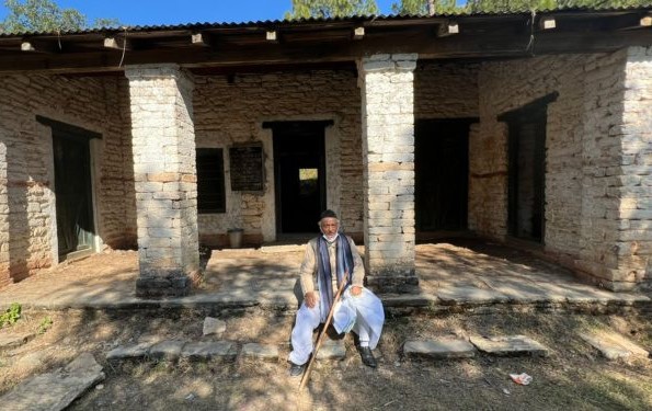 My school! The governor bhagatsingh koshyari sat on the wall of his primary school | माझी शाळा ! आपल्या प्राथमिक शाळेच्या कठड्यावर बसले राज्यपाल कोश्यारी My school! The governor bhagatsingh koshyari sat on the wall of his primary school | माझी शाळा ! आपल्या प्राथमिक शाळेच्या कठड्यावर बसले राज्यपाल कोश्यारी