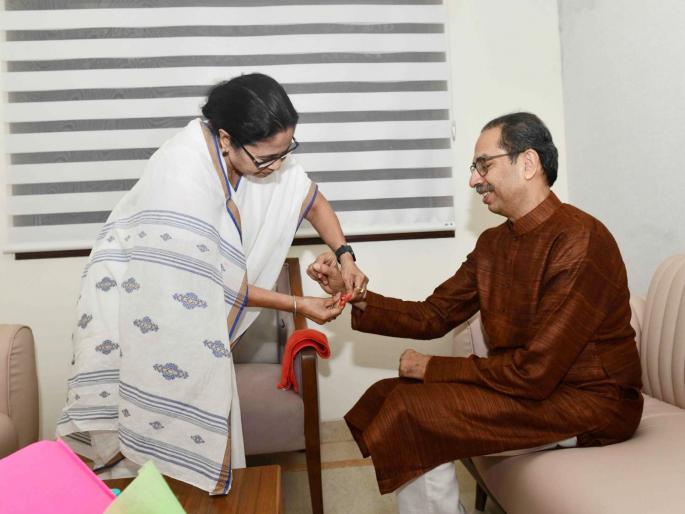 Considered Uddhav Thackeray as a brother; Mamata Banerjee went to Matoshree and tied Rakhi | उद्धव ठाकरेंना मानलं भाऊ; CM ममता बॅनर्जींनी मातोश्रीवर जाऊन बांधली राखी