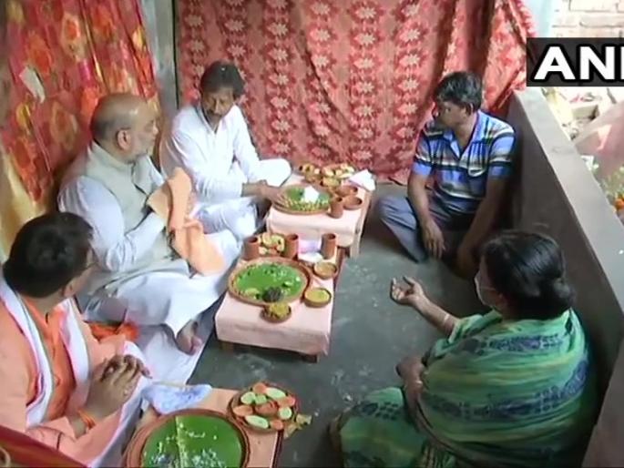 Assembly Election : Amit Shah's P. Road show in Bengal, lunch at rickshaw puller's house | Assembly Election : अमित शहांचा प. बंगालमध्ये रोड शो, रिक्षावाल्याच्या घरी केलं दुपारचं जेवण Assembly Election : Amit Shah's P. Road show in Bengal, lunch at rickshaw puller's house | Assembly Election : अमित शहांचा प. बंगालमध्ये रोड शो, रिक्षावाल्याच्या घरी केलं दुपारचं जेवण