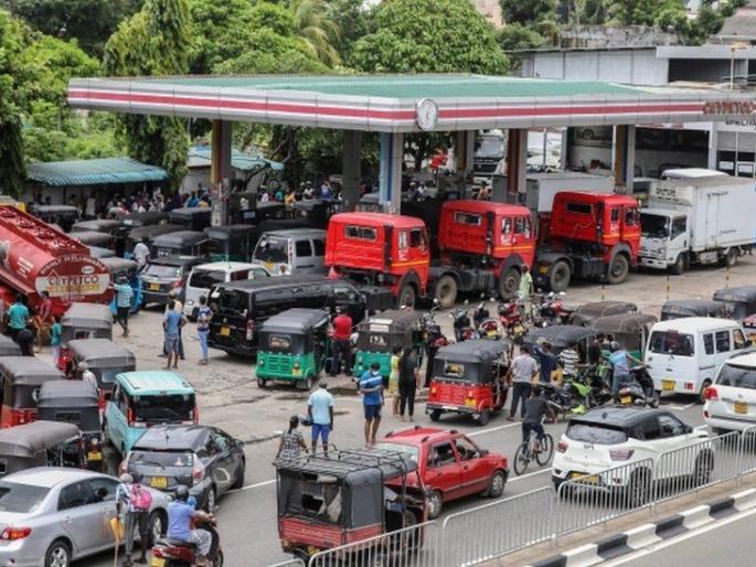 The state of emergency imposed in Sri Lanka is finally back | श्रीलंकेत लादलेली आणीबाणी अखेर मागे, भारताकडून ४० हजार टन डिझेलची मदत The state of emergency imposed in Sri Lanka is finally back | श्रीलंकेत लादलेली आणीबाणी अखेर मागे, भारताकडून ४० हजार टन डिझेलची मदत