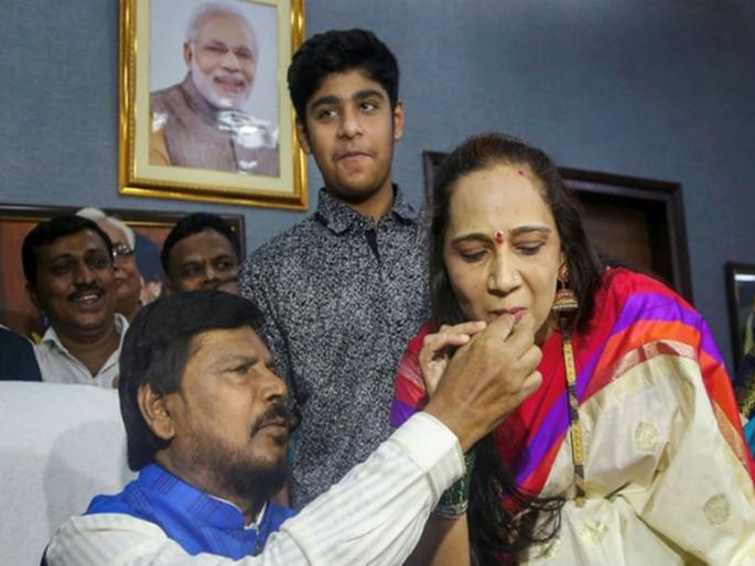 It is my wish that Saheb should be the President, 'Mann Ki Baat' of sima athavale | साहेब, राष्ट्रपती व्हावेत हीच माझी इच्छा, आठवलेंच्या सौभाग्यवतींची 'मन की बात' It is my wish that Saheb should be the President, 'Mann Ki Baat' of sima athavale | साहेब, राष्ट्रपती व्हावेत हीच माझी इच्छा, आठवलेंच्या सौभाग्यवतींची 'मन की बात'