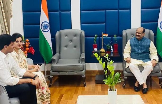 Navneet Rana: Rana couple met Lok Sabha Speaker om birla and got assurance | Navneet Rana: राणा दाम्पत्यांने घेतली लोकसभा अध्यक्षांची भेट, दिल्लीत मिळालं हे आश्वासन Navneet Rana: Rana couple met Lok Sabha Speaker om birla and got assurance | Navneet Rana: राणा दाम्पत्यांने घेतली लोकसभा अध्यक्षांची भेट, दिल्लीत मिळालं हे आश्वासन