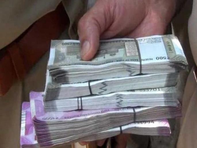 Extortionist Superintendent of Customs finally suspended | 1 कोटी रुपयांचा खंडणीखोर कस्टम अधीक्षक अखेर निलंबित Extortionist Superintendent of Customs finally suspended | 1 कोटी रुपयांचा खंडणीखोर कस्टम अधीक्षक अखेर निलंबित