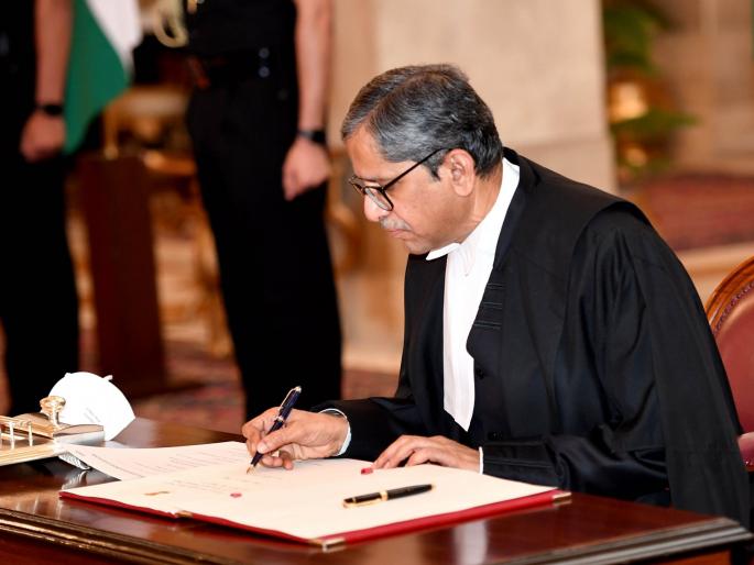 CBI's credibility threatened; Criticism of the Chief Justice | सीबीआयची विश्वासार्हता धाेक्यात; सरन्यायाधीशांची थेट टीका CBI's credibility threatened; Criticism of the Chief Justice | सीबीआयची विश्वासार्हता धाेक्यात; सरन्यायाधीशांची थेट टीका