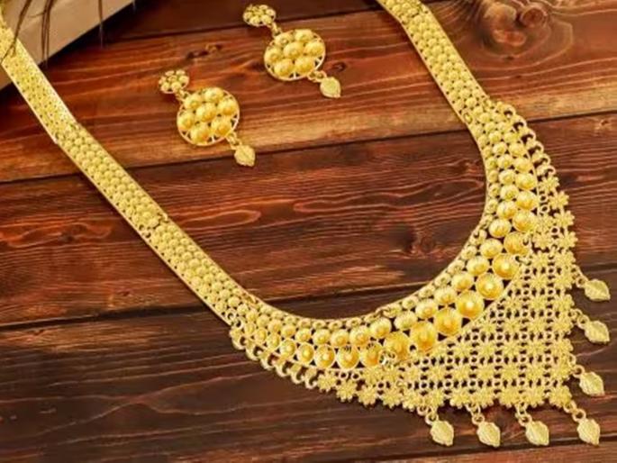 Thieves eliminated... Ranihar ran away from the purse of a female police officer from Solapur bus stand | चोरटे निर्ढावले... सोलापूर बसस्टँडवरील महिला पोलिसाच्या पर्समधून पळवला राणीहार