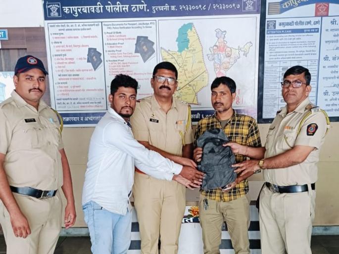 Thanks to the honesty of the rickshaw driver, the bike rider got Rs 50,000 back | रिक्षा चालकाच्या प्रामाणिकपणामुळे दुचाकीस्वाराचे ५० हजार रुपये मिळाले परत Thanks to the honesty of the rickshaw driver, the bike rider got Rs 50,000 back | रिक्षा चालकाच्या प्रामाणिकपणामुळे दुचाकीस्वाराचे ५० हजार रुपये मिळाले परत