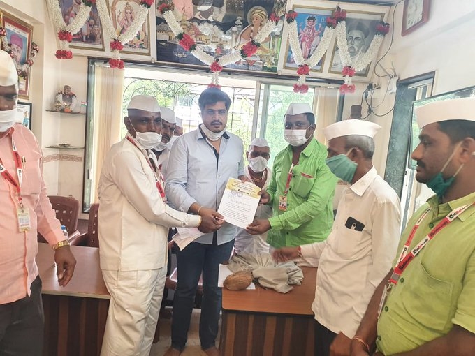 Mumbai's Dabewala in trouble due to lockdown, Rohit Pawar gave a visit | लॉकडाऊनमुळे मुंबईचा डबेवाला अडचणीत, रोहित पवारांनी दिली व्हिसिट   Mumbai's Dabewala in trouble due to lockdown, Rohit Pawar gave a visit | लॉकडाऊनमुळे मुंबईचा डबेवाला अडचणीत, रोहित पवारांनी दिली व्हिसिट