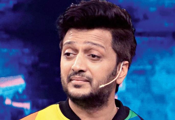 Video: Why is a patient injured in your alley ?, Ritesh deshmukh shared a funny video | Video: तुझ्या गल्लीत पेशंट घावलाय व्हय?, रितेशने शेअर केला मजेशीर व्हिडिओ