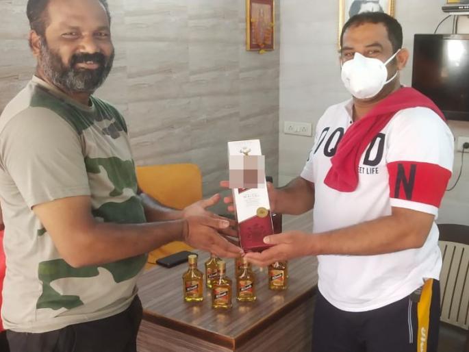 Distribution of liquor bottles by Shiv Sena corporator in lockdown in thane; niranjan davkhare tweet photo | लॉकडाऊनमध्ये शिवसेना नगरसेवकाकडून दारूच्या बाटल्यांचं वाटप; म्हणाला, करायला गेलो एक, पण... Distribution of liquor bottles by Shiv Sena corporator in lockdown in thane; niranjan davkhare tweet photo | लॉकडाऊनमध्ये शिवसेना नगरसेवकाकडून दारूच्या बाटल्यांचं वाटप; म्हणाला, करायला गेलो एक, पण...