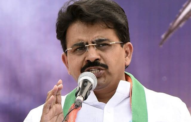 Rajiv Satav, who is ready to leave the MLA post for the party without a moment's delay! | क्षणाचाही विलंब न करता पक्षासाठी आमदारकी सोडायची तयारी दाखवणारे राजीव सातव! Rajiv Satav, who is ready to leave the MLA post for the party without a moment's delay! | क्षणाचाही विलंब न करता पक्षासाठी आमदारकी सोडायची तयारी दाखवणारे राजीव सातव!