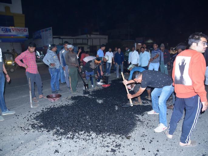 Lions Club Prince for pothole-free Parbhan | खड्डेमुक्त परभणीसाठी सरसावले लायन्स क्लब प्रिन्स Lions Club Prince for pothole-free Parbhan | खड्डेमुक्त परभणीसाठी सरसावले लायन्स क्लब प्रिन्स