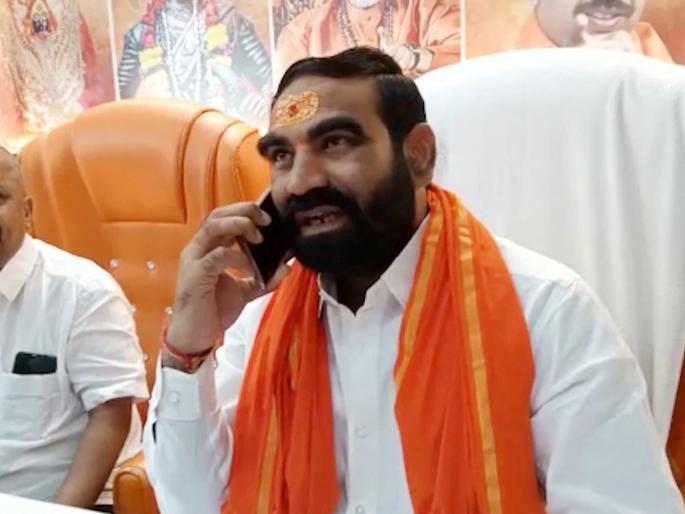 Seeing the MLA Santosh Bangar's, the announcement was made in the wedding hall itself, 50 boxes - exactly okke | आमदार बांगरांना पाहून लग्न मंडपातच घोषणा, ५० खोके-एकदम ओक्के Seeing the MLA Santosh Bangar's, the announcement was made in the wedding hall itself, 50 boxes - exactly okke | आमदार बांगरांना पाहून लग्न मंडपातच घोषणा, ५० खोके-एकदम ओक्के