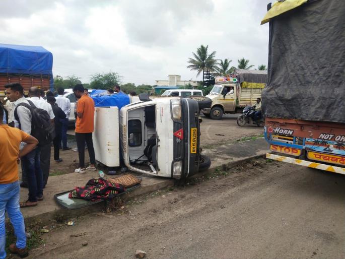 Accident on Nashik-Pune highway, cargo four-wheeler overturned in collision with car | नाशिक-पुणे महामार्गावर अपघात; कारच्या धडकेत मालवाहू चारचाकी पलटी Accident on Nashik-Pune highway, cargo four-wheeler overturned in collision with car | नाशिक-पुणे महामार्गावर अपघात; कारच्या धडकेत मालवाहू चारचाकी पलटी