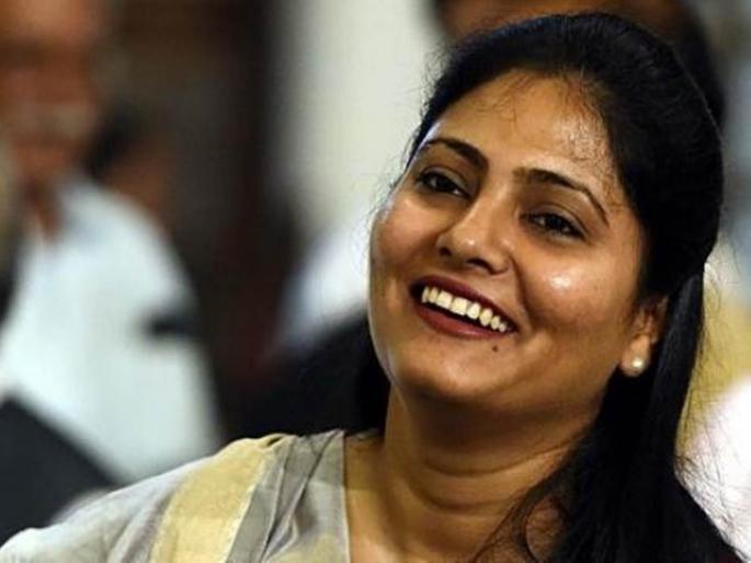 Lok Sabha Election 2019 union minister anupriya patel sing a sang on her birthday video viral | व्हिडिओ : 'या' केंद्रीयमंत्र्यांचा सुरेख आवाज ऐकून तुम्हीही थक्क व्हाल ! Lok Sabha Election 2019 union minister anupriya patel sing a sang on her birthday video viral | व्हिडिओ : 'या' केंद्रीयमंत्र्यांचा सुरेख आवाज ऐकून तुम्हीही थक्क व्हाल !
