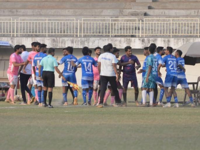 Three lakh prize for the first time in the history of football in Kolhapur | कोल्हापुरात फुटबॉलच्या इतिहासात प्रथमच तीन लाखाचे बक्षीस Three lakh prize for the first time in the history of football in Kolhapur | कोल्हापुरात फुटबॉलच्या इतिहासात प्रथमच तीन लाखाचे बक्षीस