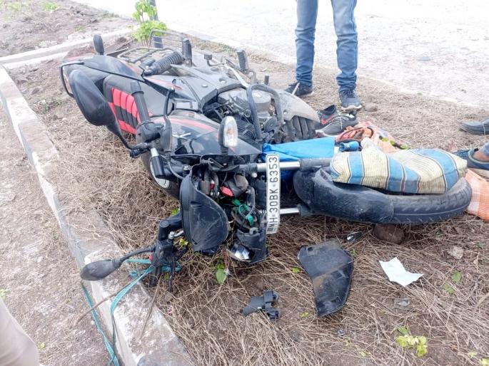 Terrible accident! The speeding bike hit the divider, the youth was killed in buldhana | भीषण अपघात! भरधाव दुचाकी दुभाजकावर आदळली, युवक ठार Terrible accident! The speeding bike hit the divider, the youth was killed in buldhana | भीषण अपघात! भरधाव दुचाकी दुभाजकावर आदळली, युवक ठार