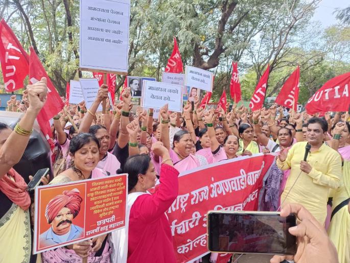 In Kolhapur, Anganwadi workers marched to the Collector's office | कोल्हापुरात अंगणवाडी कर्मचाऱ्यांचे जिल्हाधिकारी कार्यालयावर मोर्चे In Kolhapur, Anganwadi workers marched to the Collector's office | कोल्हापुरात अंगणवाडी कर्मचाऱ्यांचे जिल्हाधिकारी कार्यालयावर मोर्चे