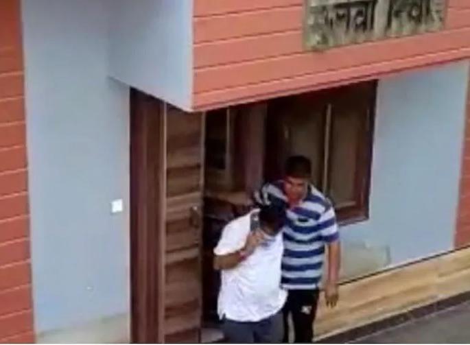 SDM suspended after go to the house of a female teacher, the villagers reached the Deputy District Collector in marvad rajasthan | महिला शिक्षिकेच्या घरात जाणं चांगलंच महागात, उपजिल्हाधिकाऱ्यावर गावकऱ्यांची धाड SDM suspended after go to the house of a female teacher, the villagers reached the Deputy District Collector in marvad rajasthan | महिला शिक्षिकेच्या घरात जाणं चांगलंच महागात, उपजिल्हाधिकाऱ्यावर गावकऱ्यांची धाड