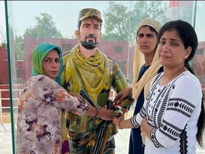 Tricolor rakhi tied on the hand of the martyred brother in hansi haryana, the sisters shed tears on day of rakshabandhan | 'शहीद' भावाच्या हातावर बांधली तिंरग्याची 'राखी'; बहिणींच्या डोळ्यात पाणी