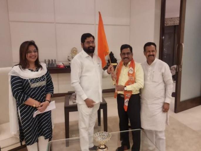 Thackeray's special man close to Shinde's Shiv Sena; Party Entry by Chief Minister | ठाकरेंच्या खास माणसाचा निकटवर्तीय शिंदेंच्या शिवसेनेत; मुख्यमंत्र्यांच्याहस्ते पक्षप्रवेश Thackeray's special man close to Shinde's Shiv Sena; Party Entry by Chief Minister | ठाकरेंच्या खास माणसाचा निकटवर्तीय शिंदेंच्या शिवसेनेत; मुख्यमंत्र्यांच्याहस्ते पक्षप्रवेश