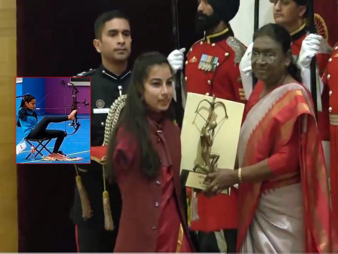 Video: Arjuna Award to archer Sheetal Devi without both hands; A round of applause | Video: दोन्ही हात नसलेल्या आर्चर शीतल देवीला 'अर्जुन पुरस्कार'; टाळ्यांचा कडकडाट Video: Arjuna Award to archer Sheetal Devi without both hands; A round of applause | Video: दोन्ही हात नसलेल्या आर्चर शीतल देवीला 'अर्जुन पुरस्कार'; टाळ्यांचा कडकडाट
