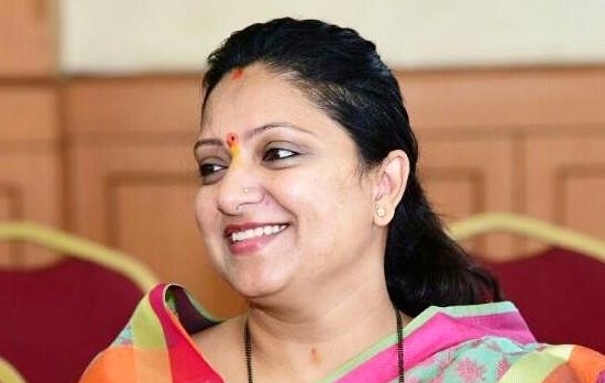 '21 strangers can go in Bus without permission, then why not 4 strangers in private vechile? ', shaumika mahadik ask | '21 अनोळखी एकाच वाहनातून परवानगीशिवाय जाऊ शकतात, मग 4 ओळखीचे का नाही?'